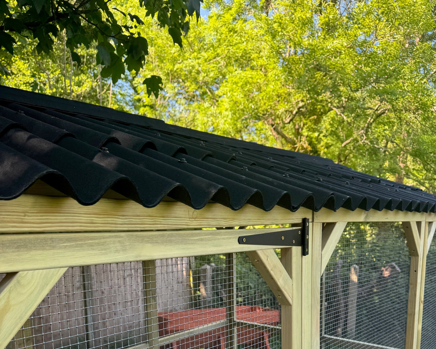 Vyse Arks Enclosed Run | Apex Onduline Roof | 9ft x 9ft | 19 Gauge Wire Mesh