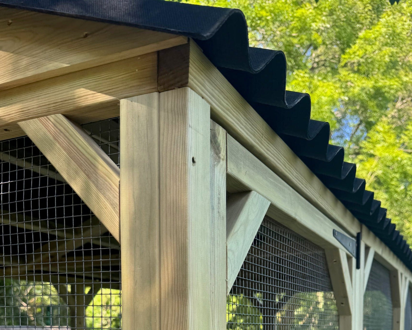 Vyse Arks Enclosed Run | Apex Onduline Roof | 9ft x 9ft | 19 Gauge Wire Mesh